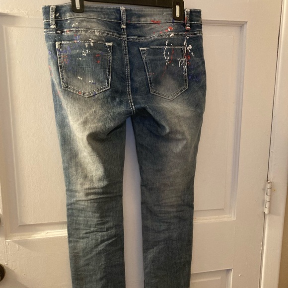 Almost Famous Red/white paint-splattered, distressed light blue jeans - Picture 5 of 10